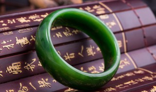 鉴别翡翠满绿手串，浅绿翡翠手串