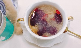 桃胶燕窝银耳羹的做法 桃胶雪燕银耳羹的功效